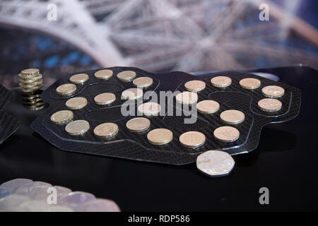 Vecchio British una sterlina raccolta di monete in fibra di carbonio vassoio. Foto Stock