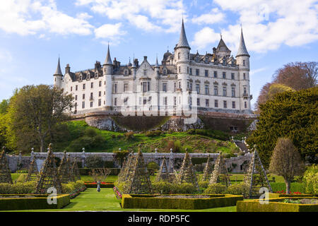 Vecchio Dunrobin Castle in background e splendido giardino in primo piano, il 16 aprile 2017. Sutherland, Scotland, Regno Unito. Foto Stock