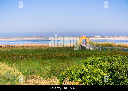 La passerella attraverso la palude a Alviso Marina County Park, San Jose, California Foto Stock