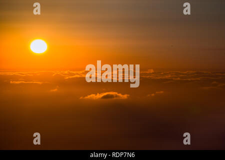 Impostazione di sole su un mare di nuvole, California Foto Stock