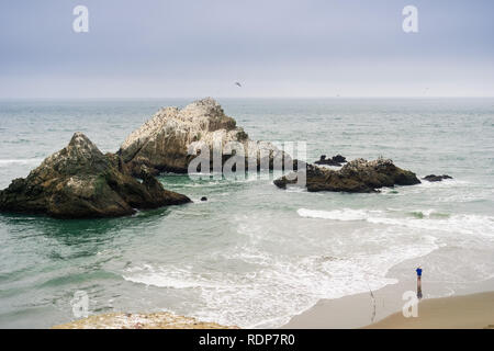 La pesca sulla costa dell'Oceano Pacifico in un giorno nuvoloso, Lands End, San Francisco, California Foto Stock