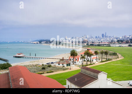 Vista verso Crissy Field; il quartiere finanziario in background, San Francisco, California Foto Stock