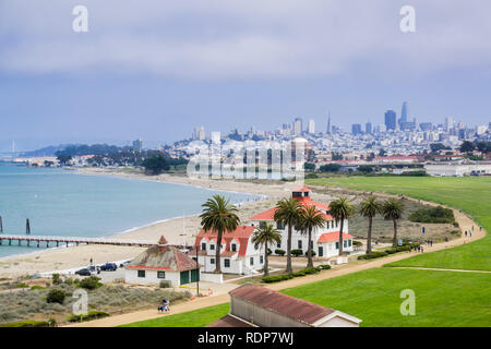 Vista verso Crissy Field; il quartiere finanziario in background, San Francisco, California Foto Stock