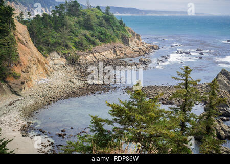 Insenatura protetta vicino a Cape Arago State Park, Coos Bay, Oregon Foto Stock