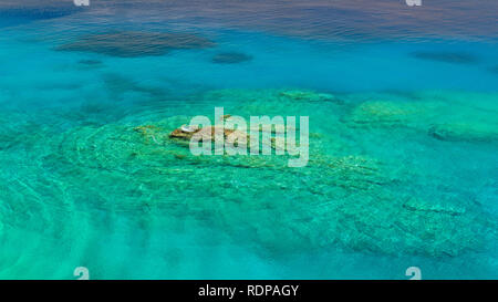 Grecia isola di Creta. Sul costo del sud presso la baia isolata di Loutro blu del mare Mediterraneo è cristallina. Foto Stock