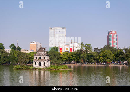 Thap Rua Turtle Isola Tower sul lago Hoan Kiem con città in background, Hanoi, Vietnam Foto Stock