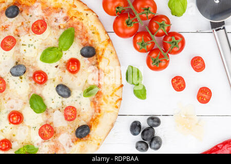 Pizza Margherita margherita da sopra la cottura Ingredienti vicino sul pannello di legno legno Foto Stock