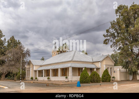 VOSBURG, SUD AFRICA, 1 settembre 2018: la canonica della chiesa olandese riformata in Vosburg nel nord della provincia del Capo. La chiesa è visibile i Foto Stock