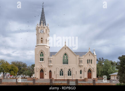 VOSBURG, SUD AFRICA, 1 settembre 2018: la storica chiesa olandese riformata in Vosburg nel nord della provincia del Capo. Gli uccelli sono visibili Foto Stock