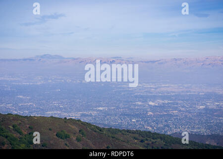 Vista verso San Jose e South San Francisco Bay dalla sommità del monte Umunhum, Santa Cruz Mountains; Diablo gamma può essere visto sul lato opposto del Foto Stock