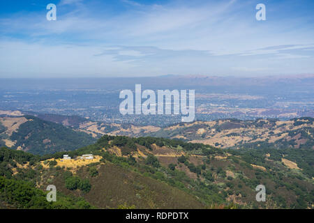 Vista verso San Jose dalla cima della montagna in grassetto, Santa Cruz Mountains; Diablo gamma può essere visto sul lato opposto della valle, California Foto Stock