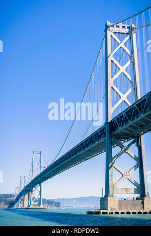 Il Bay Bridge che collega San Francisco alla Treasure Island e poi a Oakland, in California Foto Stock