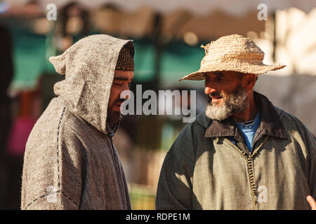 Closeup ritratto di due barbuto uomini marocchini parlando nel mercato locale Foto Stock