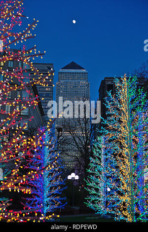 Luminose colorate alberi di Sasha luce installazione di Adam Decolight a Westferry Circus Foto Stock