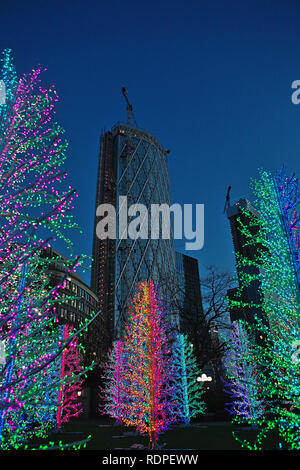 Luminose colorate alberi di Sasha luce installazione di Adam Decolight a Westferry Circus Foto Stock