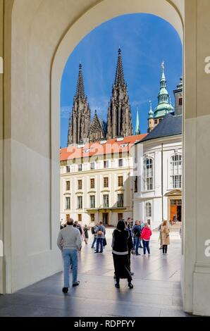 Praga, HRADCANY QUARTIERE / REPUBBLICA CECA - Settembre 29, 2018: vista sul secondo cortile del Castello di Praga e la cattedrale di San Vito Foto Stock