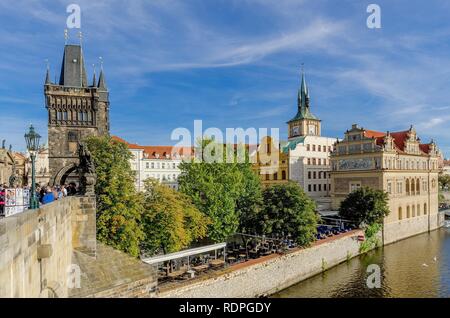 Praga, Stare Mesto / REPUBBLICA CECA - Settembre 29, 2018: vista dal Ponte di Carlo sul Staré Mesto riverside con Lavka Foto Stock