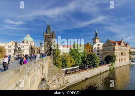 Praga, Stare Mesto / REPUBBLICA CECA - Settembre 29, 2018: vista dal Ponte di Carlo sul Staré Mesto riverside con Lavka Foto Stock