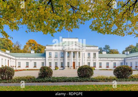 Varsavia, MAZOVIAN PROVINCIA / Polonia - 11 ottobre 2018: Palazzo Belvedere. ex residenza presidenziale. I bagni Rooyal Park. Foto Stock