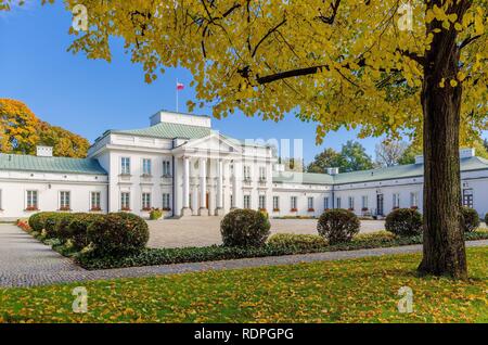 Varsavia, MAZOVIAN PROVINCIA / Polonia - 11 ottobre 2018: Palazzo Belvedere. ex residenza presidenziale. I bagni Rooyal Park. Foto Stock