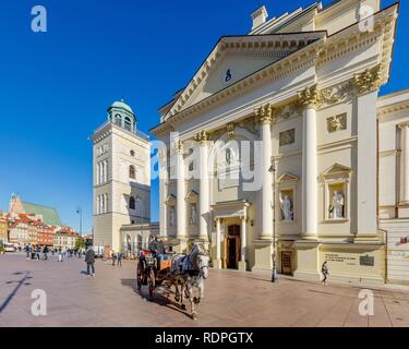 Varsavia, MAZOVIAN PROVINCIA / Polonia - 31 ottobre 2018: un autobus di fronte al la chiesa di Sant'Anna, Krakowskie Przedmiescie street, Centro Storico Foto Stock