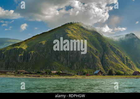 Tyungur villaggio sul fiume di Katun shore nelle montagne di Altai. La Russia Foto Stock