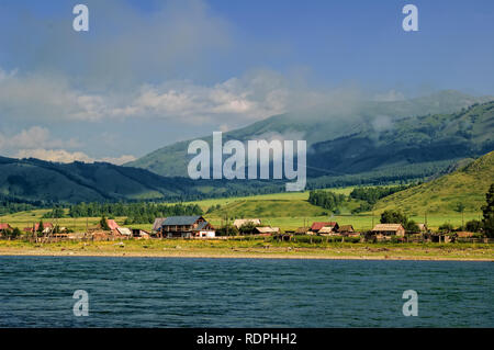 Tyungur villaggio sul fiume di Katun shore nelle montagne di Altai. La Russia Foto Stock