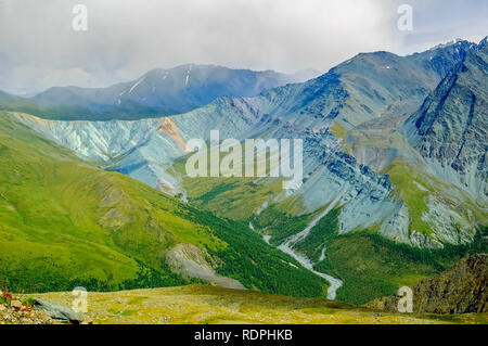 Roerich il paesaggio, valle di Yarlu nelle montagne di Altai, nei pressi di Belukha - vetta più alta delle montagne di Altai. La Russia Foto Stock