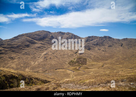 Guardando verso il Corbett Druim Tarsuinn nelle Highlands scozzesi vicino a Glenfinnan. Foto Stock