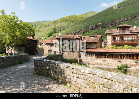 Barcena Mayor, Cabuerniga valle, con le tipiche case in pietra è uno del più bel villaggio rurale in Cantabria, Spagna. Foto Stock