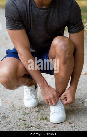 Laccio di legatura scarpe passalacci runner giovane formato ritratto pronto acceso jogging sport fitness training outdoor Foto Stock