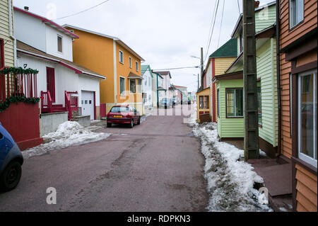 Dipinto luminosamente case nel centro cittadino di Saint Pierre, isola francese off al largo di Terranova, del Canada Foto Stock
