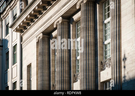 Le colonne su esterno dell'edificio - Edificio storico facciata Foto Stock