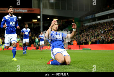 Birmingham City's che Adams punteggio celebra il suo lato del primo obiettivo del gioco durante il cielo di scommessa match del campionato a Carrow Road, Norwich. Foto Stock