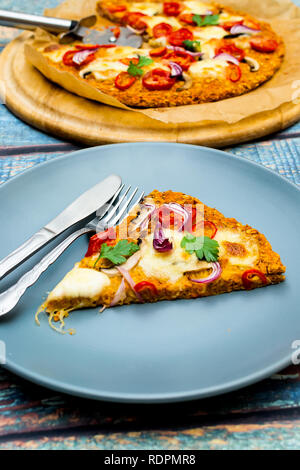 Pizza con blat della patata dolce e semi di avena, guarnita con funghi, cipolle, mozzarella e pomodoro ciliegino Foto Stock