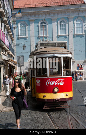 In legno tradizionali tram che corre attraverso le strade di Lisbona, Portogallo Foto Stock