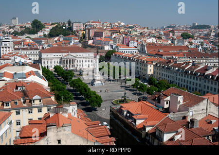 Vista generale della piazza Rossio, Teatro Nacional D. Maria II, Praça Dom Pedro IV, Lisbona, Portogallo, Europa Foto Stock