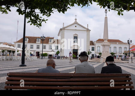 Vista di Praca do Marques de Pombal & Igreja de Vila Real de Santo António, Vila Real de Santo António, Portogallo, Europa Foto Stock