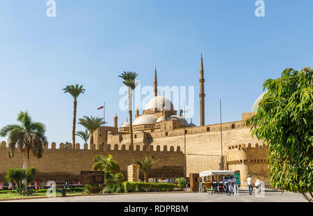 Grande Moschea di Muhammad Ali Pasha entro le pareti del Saladino cittadella medievale fortificata islamica del Cairo in Egitto Foto Stock