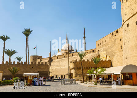 Grande Moschea di Muhammad Ali Pasha entro le pareti del Saladino cittadella medievale fortificata islamica del Cairo in Egitto Foto Stock