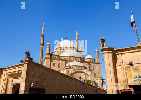 Vista delle cupole e minareti della Grande Moschea di Muhammad Ali Pasha in il Saladino cittadella medievale fortificata islamica del Cairo in Egitto Foto Stock