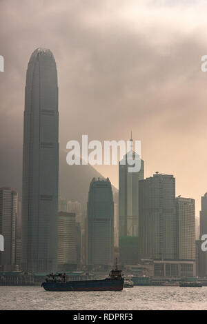 Isola di Hong Kong, Cina - 12 Maggio 2010: Parziale skyline con due Centro Finanziario Internazionale di torri e di più ad ovest inclusa la torre centrale. Foto Stock