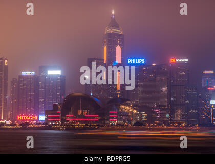 Isola di Hong Kong, Cina - 12 Maggio 2010: parziale dello skyline di notte con Centro Congressi e Centro Plaza Tower e più a est e a ovest. La nebbia Foto Stock