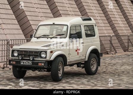 Hong Kong, Cina - 12 Maggio 2010: Bianco Rosso Cross Jeep parcheggiata sul lato del Museo delle Arti. Foto Stock