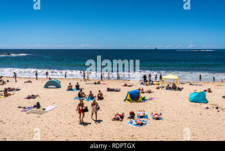 24 dicembre 2018, Coogee Sydney Australia: per coloro che godono di sole caldo giorno d'estate su Coogee Beach a Sydney NSW Australia Foto Stock