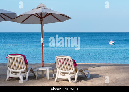Ombrelloni e vacante sedie a sdraio su una mattina presto a Bang Tao () Bangtao Beach, Bang Tao, Phuket, Tailandia Foto Stock