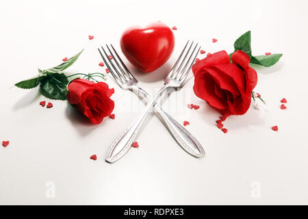 Tavola festiva impostazione per il giorno di San Valentino con forche e cuori Foto Stock