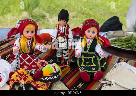 Varietà di tradizionali bulgare souvenir bambole in costumi nazionali sul tavolo Foto Stock