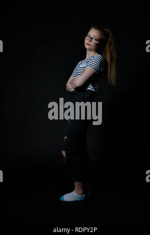 Femmina in abbigliamento che definisce la sua persona Foto Stock