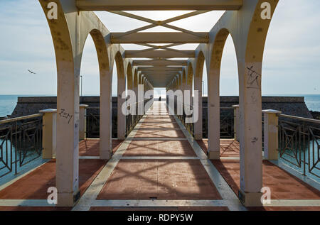 Civitavecchia (Lazio, Italia) - Il comune di Civitavecchia è chiamato il porto di Roma. Qui una vista dal fronte del porto Foto Stock